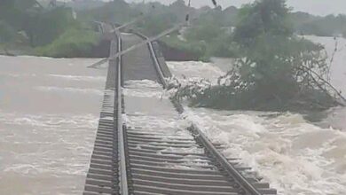 Photo of थूथुकुडी जिले में भारी बारिश के कारण श्रीवैकुंडम के पास रेलवे ट्रैक क्षतिग्रस्त हो गए