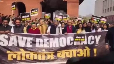 Photo of सांसदों के निलंबन को लेकर INDIA गठबंधन के दलों ने संसद से विजय चौक तक विरोध मार्च निकाला