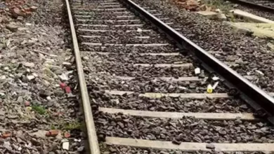 Photo of दो रेलकर्मियों की ट्रेन की चपेट में आकर मौत….