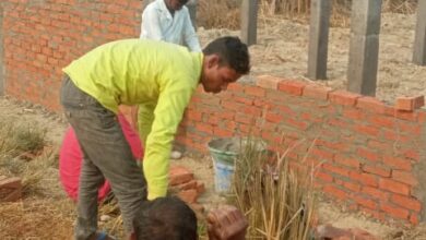 Photo of सड़क मार्ग पर लेखपाल की सांठगांठ से अवैध निर्माण