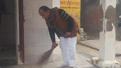 Photo of समर्थको के साथ प्रमुख प्रतिनिधि ने किया मंदिर में सफाई