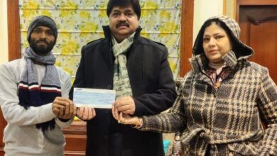 Photo of पूर्व मंत्री आबिद रजा व चेयरमैन फात्मा रजा ने कड़ाके की ठंड में गायों की सेवा के लिए 25 हजार रुपए की दी आर्थिक सहायता