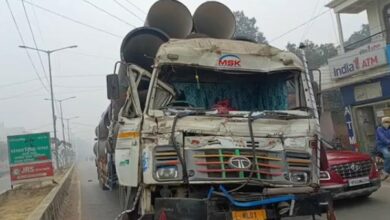 Photo of आगे चल रहे टेलर में ट्रक ने पीछे से मारा टक्कर, क्षतिग्रस्त