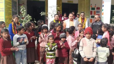 Photo of स्थानांतरित शिक्षक की विदाई में स्कूल के शिक्षक, बच्चे व ग्रामवासी हुए भावुक