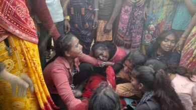 Photo of ट्रैक्टर के टक्कर से अधेड़ महिला की मौत, ग्रामीणों एनएच-31 किया जाम