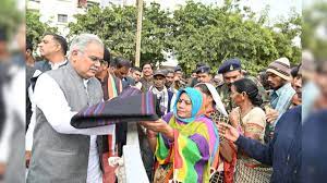 Photo of नए वर्ष पर पूर्व मुख्यमंत्री भूपेश बघेल ने मजदूरों को बांटे कंबल