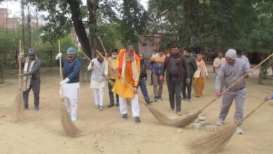 Photo of प्रभारी मंत्री ने स्वच्छता अभियान के तहत पातालेश्वर मंदिर में लगाई झाड़ू