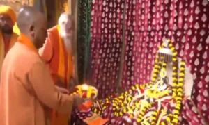 Photo of Ayodhya पहुंचे CM Yogi, हनुमानगढ़ी और गर्भ गृह में की पूजा