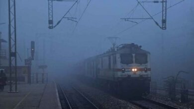 Photo of घने कोहरे ने कम की भारतीय रेलवे की रफ्तार…