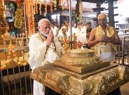 Photo of केरल के गुरुवायूर में भगवान कृष्ण के मंदिर में पीएम मोदी ने की पूजा-अर्चना