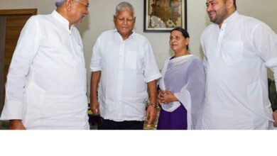 Photo of बिहार के मुख्यमंत्री नीतीश कुमार से अचानक मिलने पहुंचे लालू यादव और तेजस्वी यादव