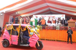 Photo of अयोध्या : मुख्यमंत्री योगी ने 75 ई-वाहनों को दिखाई हरी झंडी, डिजिटल टूरिस्ट ऐप भी किया लॉन्च