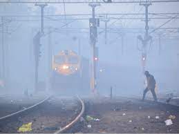 Photo of कानपुर :घने कोहरे ने कारण सुबह की ट्रेनें रात में आई, ठंड से ठिठुरे लोग…