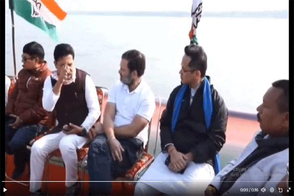 Photo of कांग्रेस नेता राहुल गांधी और उनकी पार्टी के सहयोगी नौका से माजुली के लिए रवाना हुए