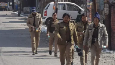 Photo of बनभूलपुरा बवाल के बाद सुरक्षा कड़ी, क्षेत्र में गश्त करती महिला पुलिस कर्मी…