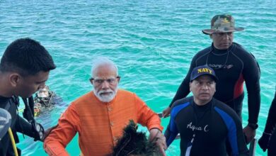 Photo of समुद्र में डूबी द्वारका नगरी के नजदीक पहुंचे PM मोदी