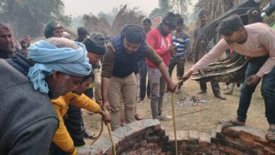 Photo of कुएं में गिरे मवेशी को पुलिस ने ग्रामीणों की मदद से निकाला