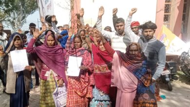 Photo of नाली निर्माण अवरुद्ध किए जाने को लेकर ग्रामीणों ने एसडीएम को सौंपा ज्ञापन