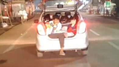 Photo of सोशल मीडिया में वायरल हुआ कार की डिक्की खोलकर बच्चे घुमाने का वीडियो