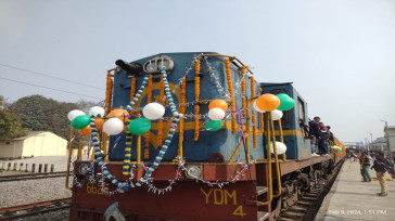Photo of अलविदा: बहराइच-नेपालगंज मीटर गेज लाइन पर अंतिम बार रवाना हुई ट्रेन, फूल मालाओं से सजाया गया इंजन, भावुक हुए यात्री