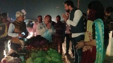 Photo of गुलाब का फूल देकर सब्जी विक्रेताओं के हाथ जोड़ विनती करती दिखी पालिका अध्यक्ष