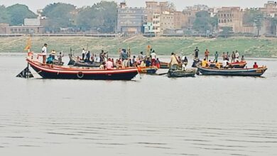Photo of गंगा नदी में स्नान करते वक्त तीन डूबे, दो को नाविकों ने बचाया