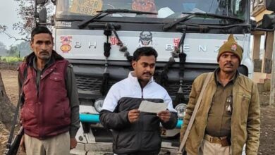 Photo of खनिज अधिकारी ने बिना रायल्टी मौरंग ले जा रहे 32 ट्रकों का किया चालान
