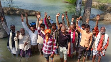 Photo of ग्रामीणों ने जल सत्याग्रह कर जताया आक्रोश, आमरण अनशन की चेतावनी