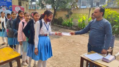 Photo of स्कूलों में बंटने लगे प्रवेश पत्र, परीक्षार्थियों की लग रही लाइन