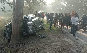 Photo of गौरीगंज में टिकरिया गांव के पास पेड़ से टकराई अनियंत्रित कार