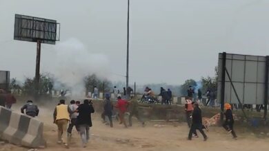 Photo of शंभू बॉर्डर पर हरियाणा पुलिस ने प्रदर्शनकारी किसानों पर आंसू गैस के गोले दागे