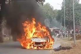 Photo of मथुरा: एक युवक की अचानक कार में आग लगने से जलकर मौत…