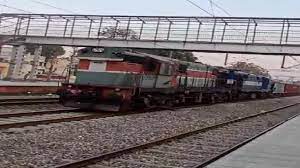 Photo of बिना ड्राइवर के चलने लगी ट्रेन,रेलवे अधिकारियों में मचा हड़कंप…