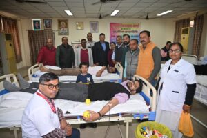 Photo of बरेका कर्मियों ने केन्द्रीय चिकित्सालय में किया रक्तदान,अफसरों ने बढ़ाया उत्साह