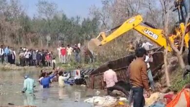 Photo of उप्र के कासगंज में श्रद्धालुओं से भरी ट्रैक्टर ट्राली तालाब में गिरी, 15 लोगों की गई जान