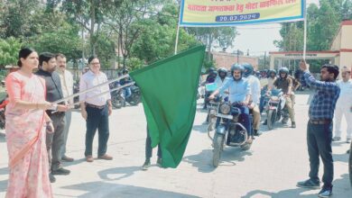 Photo of परिवहन विभाग द्वारा निकाली गई बाइक रैली को डीएम व सीडीओ ने हरी झंडी दिखाकर किया रवाना।