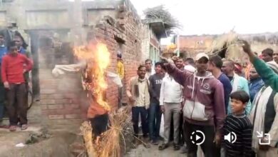 Photo of वायरल वीडियो में विधायक व सांसद का पुतला जला मुर्दाबाद के नारे लगाते दिखे ग्रामीण