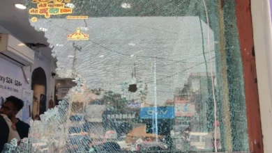 Photo of पलवल में बदमाशों की गोलियों से दुकान में लगे कांच में हुआ छेद