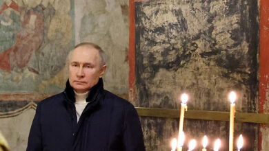 Photo of राष्ट्रपति व्लादिमीर पुतिन ने मास्को के पीड़ितों के लिए जलाई मोमबत्ती…