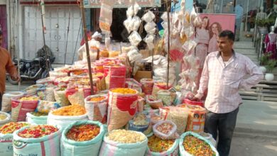 Photo of बाजारों में सजी चिप्स, पापड़ व नमकीन की दुकानें
