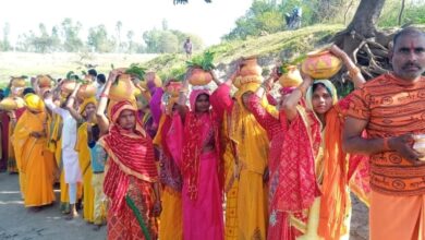 Photo of सुमली नदी से मंदिर को जल लेकर पहुंचे श्रृद्धालु