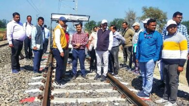 Photo of दोहरीकरण कृत रेलखंड का रेल संरक्षा आयुक्त ने दूसरे दिन किया निरीक्षण
