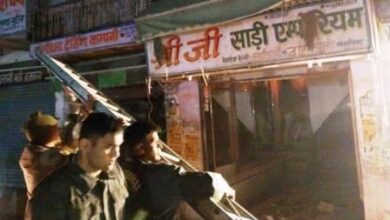 Photo of पंजाबी बाजार में साड़ी शोरूम में लगी भीषण आग, मालिक की हालत खराब…