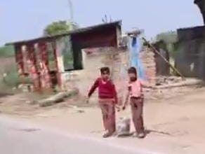 Photo of स्कूल के बाहर लगे हैंडपंप से बच्चों से भरवाया जा रहा पानी, वीडियो वायरल