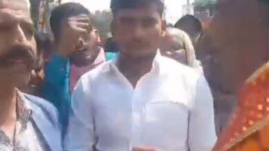 Photo of पुरुषोत्तमपट्टी में ग्रामीणों ने रविन्द्र कुशवाहा का किया विरोध, वीडियो वायरल