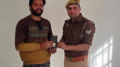 Photo of इस्लामनगर पुलिस ने खोए हुए 18 मोबाइल लौटाए