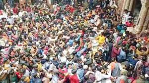 Photo of ठाकुर बांकेबिहारी मंदिर में भीड़ नियंत्रण के हर दावे हो रहे फेल
