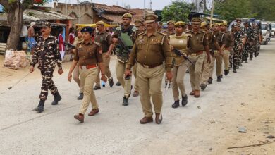 Photo of लोकसभा चुनाव के दृष्टिगत पुलिस व एसएसबी के जवानों ने किया फ्लैग मार्च