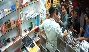 Photo of बंगलूरू में अजान के दौरान भक्ति गीत बजाने पर कुछ लोगों ने एक दुकानदार को पीटा…