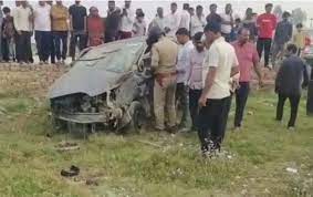 Photo of ब‍िजनौर में पलटी कार, पिता-पुत्र समेत चार लोगों की दर्दनाक मौत